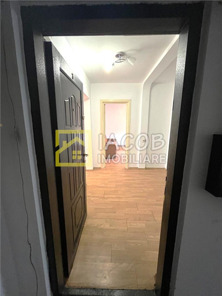 Apartament 3 camere decomandate, pretabil afacere, loc. Comanesti, jud. Bacau